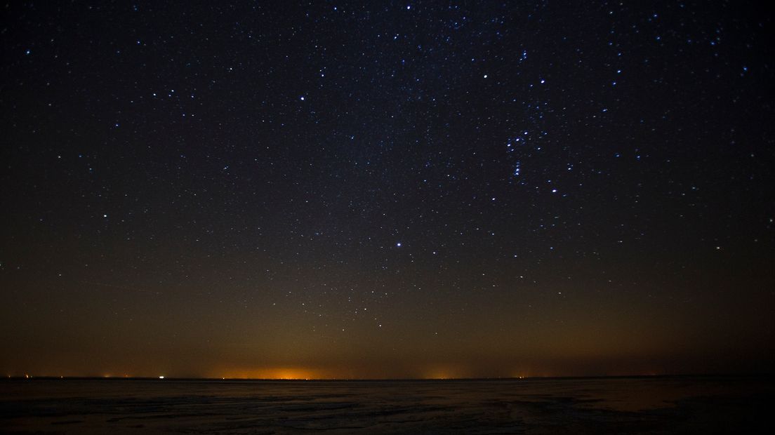 Het sterrenbeeld Orion is hier te zien vanaf de kust langs de Waddenzee