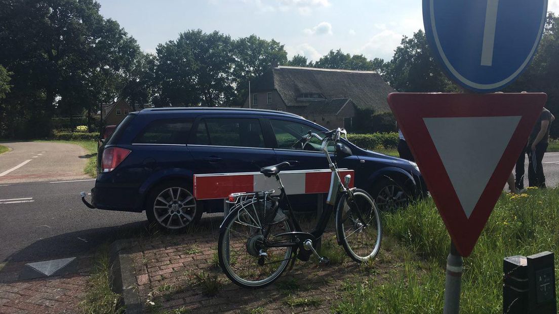 De fietser moest met de ambulance naar het ziekenhuis (Rechten: Van Oost Media)