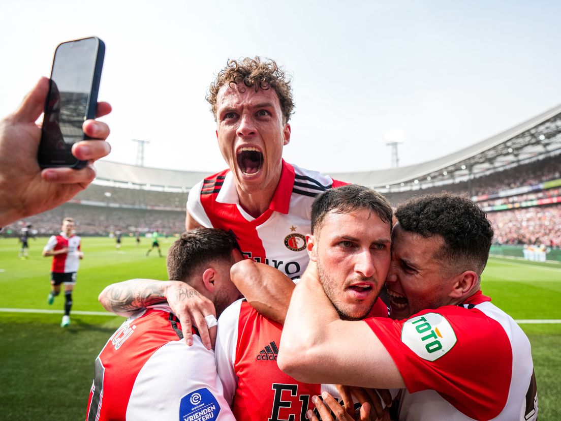 Wieffer duikt op Gimenez nadat de Mexicaan de 2-0 heeft gemaakt voor Feyenoord tegen Go Ahead