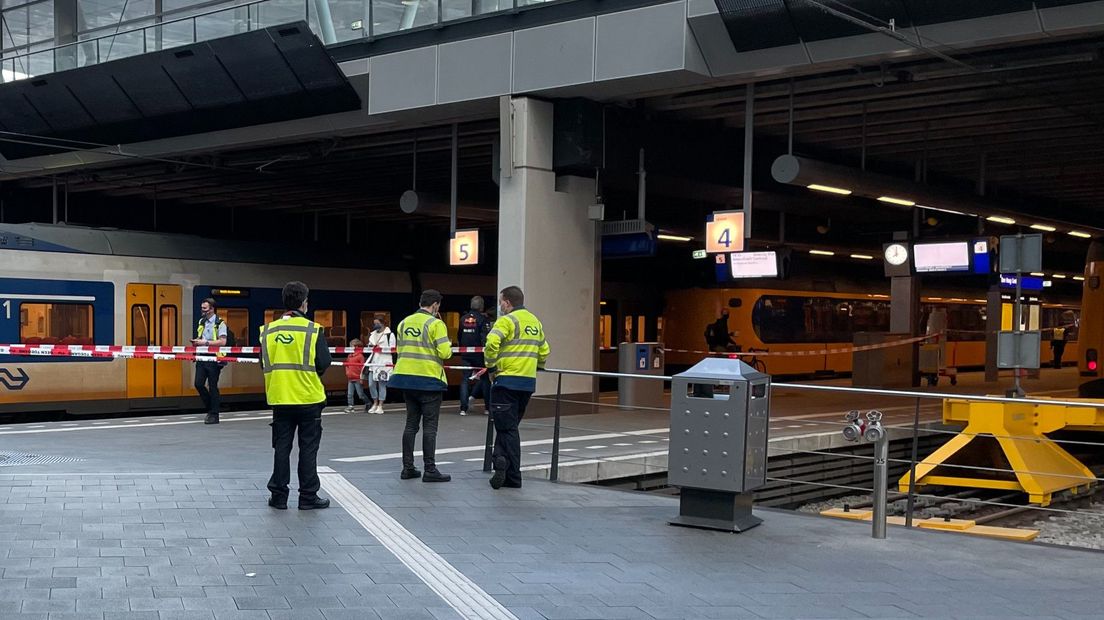 De omgeving rondom de trein werd tijdelijk afgesloten