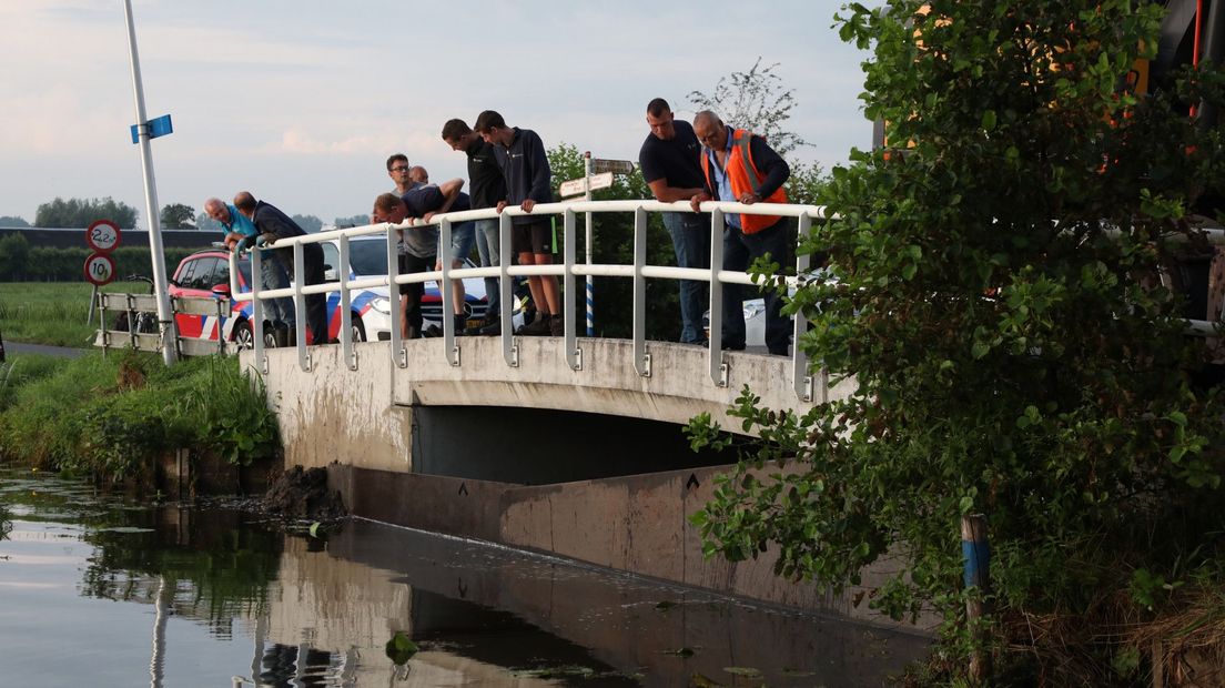 De tijdelijke dam die gemaakt is in de sloot om het water af te stoppen