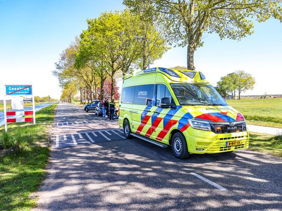 Motorrijder gaat onderuit en raakt gewond in Geesbrug