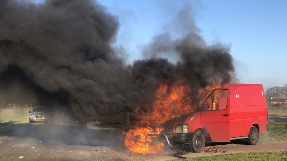 Busje vat vlam op N35 bij Laag Zuthem