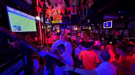 Oranjefans trotseren hitte en code rood voor voetbalnacht in de kroeg