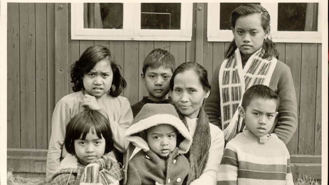 Moeder Pendjol in Nederland met op de foto zes van haar kinderen (Rechten: Collectie familie Pendjol)