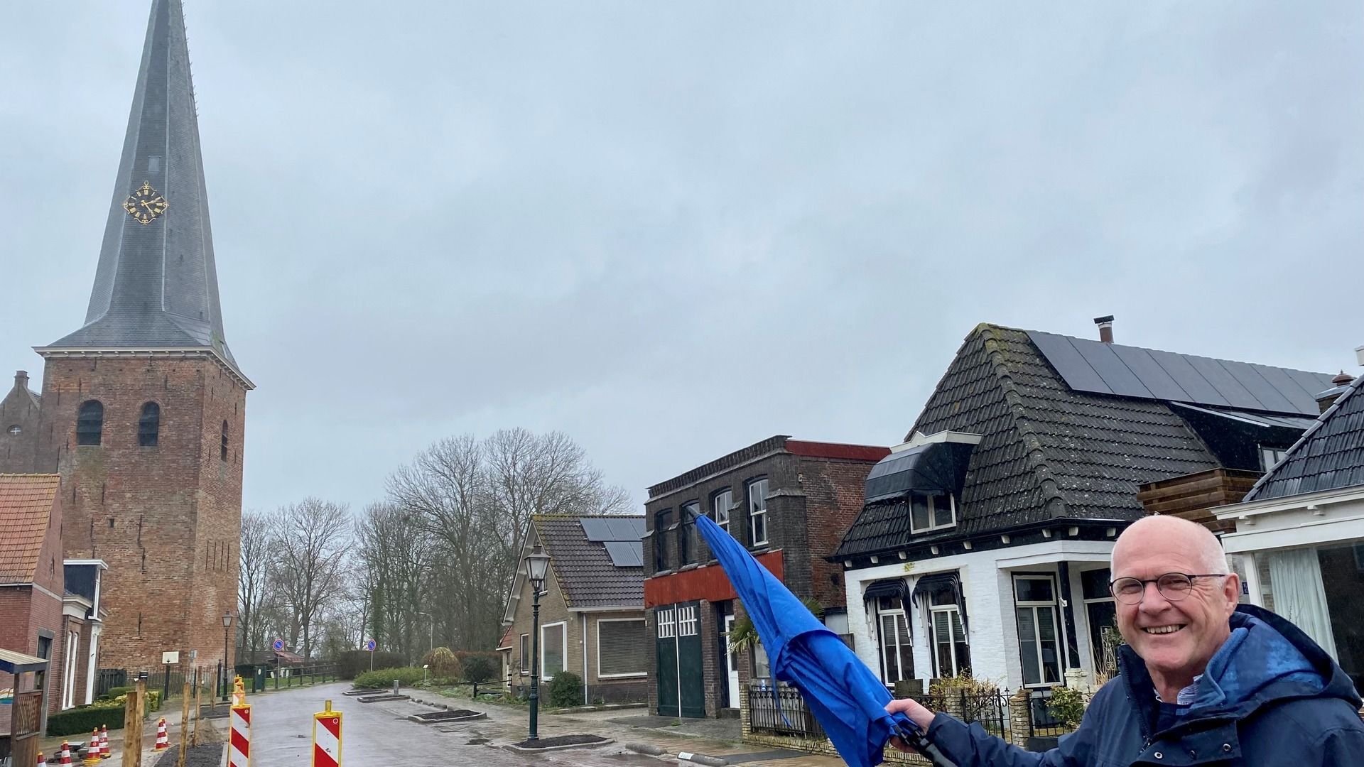 Jan van der Velde wiist nei de tsjerketoer dy't op in hier nei net rekke is