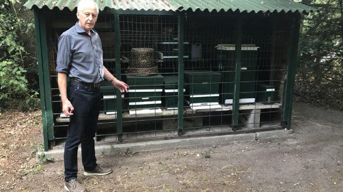 Henk Hilbolling zocht nieuwe imkers die met hem in het bijenpark aan de slag wilden (Rechten: RTV Drenthe/Janet Oortwijn)