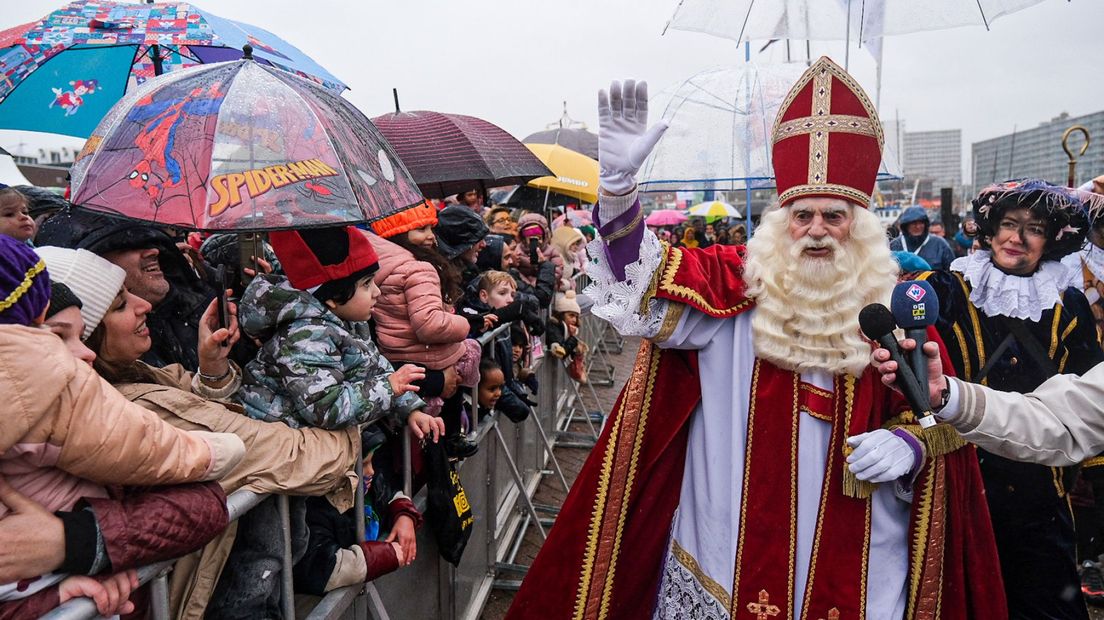 Sinterklaas begroet de kinderen