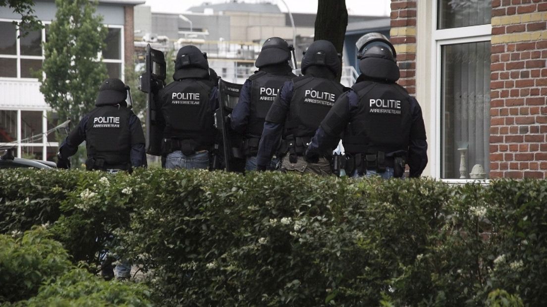 Een arrestatieteam hield drie Rotterdammers in hun woning aan