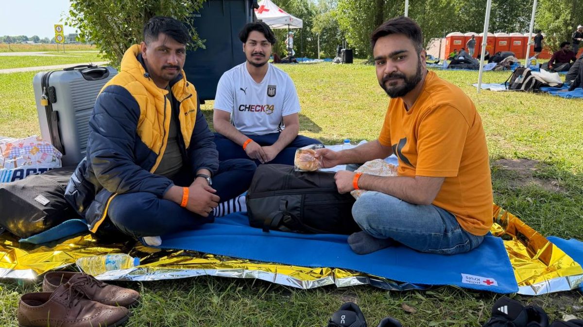 Situatie in Ter Apel: 'Mijn vriend zit hier al acht dagen, telkens in de zon'