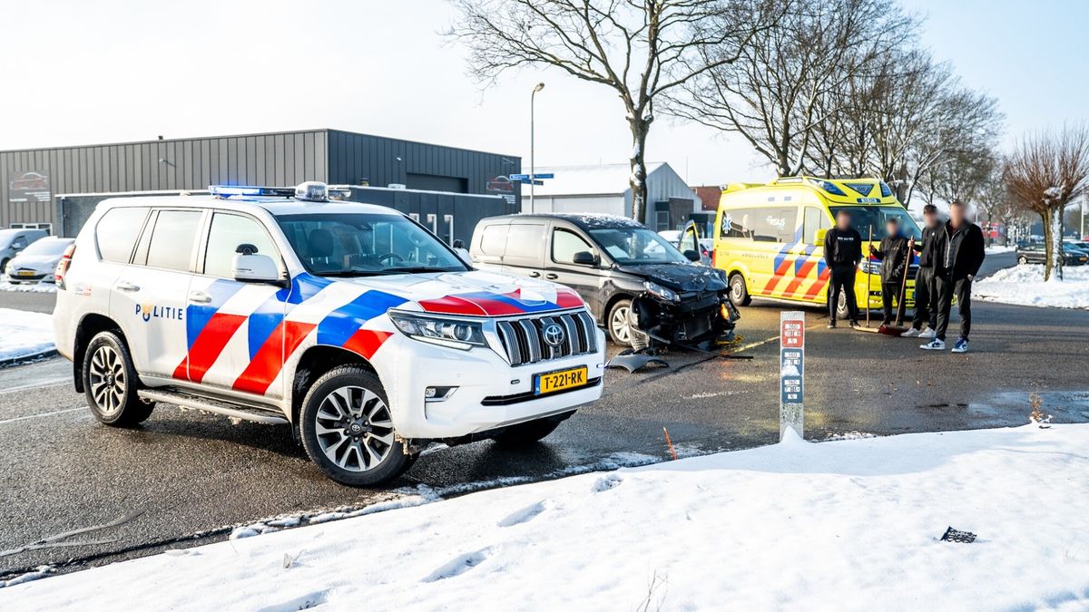 Blikschade bij botsing op kruispunt in Oosterwolde | Brand in loods Tjerkwerd geblust