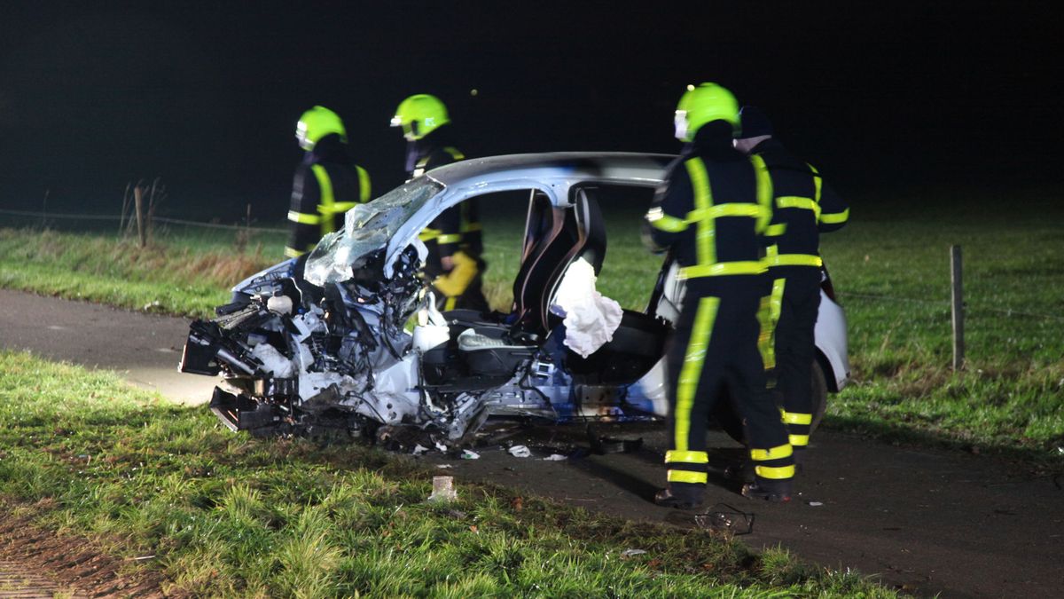 Auto knalt tegen boom in Haler, twee zwaargewonden