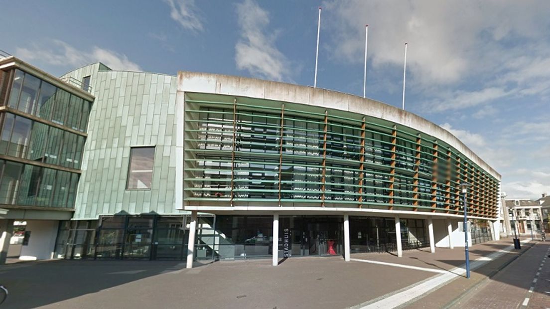 Het gemeentehuis in Assen (Rechten: Google Streetview)