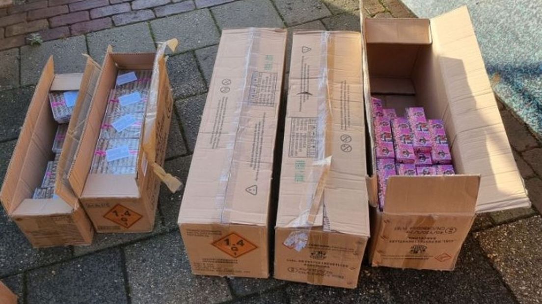 De gevonden dozen met vuurwerk in Hoogeveen