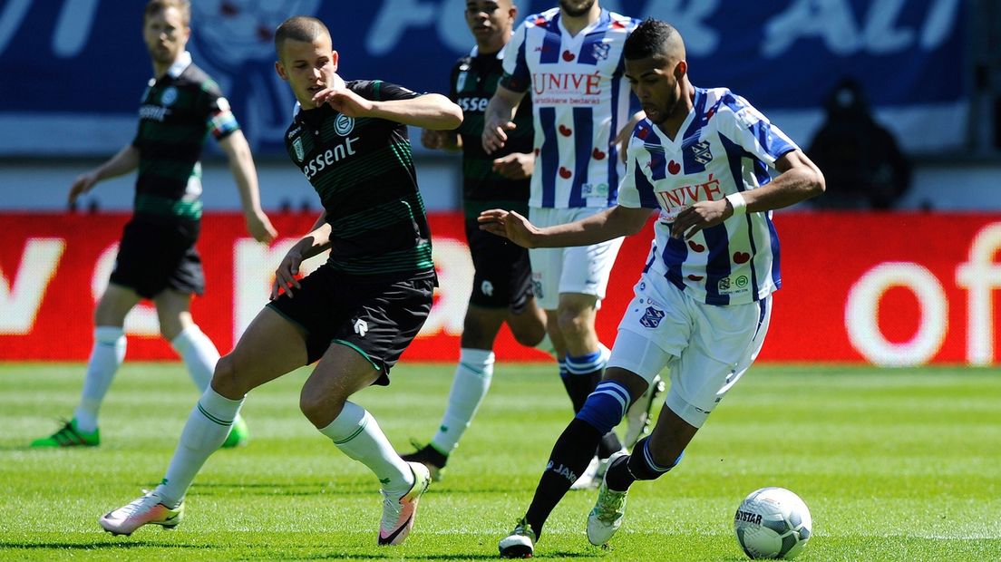 Jerry St. Juste in duel met Jesper Drost van FC Groningen.