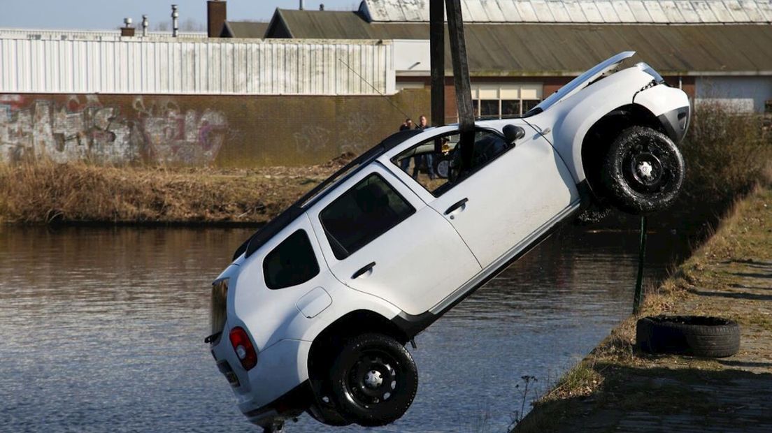 De auto wordt naar de kant gehaald, met behulp van een lier