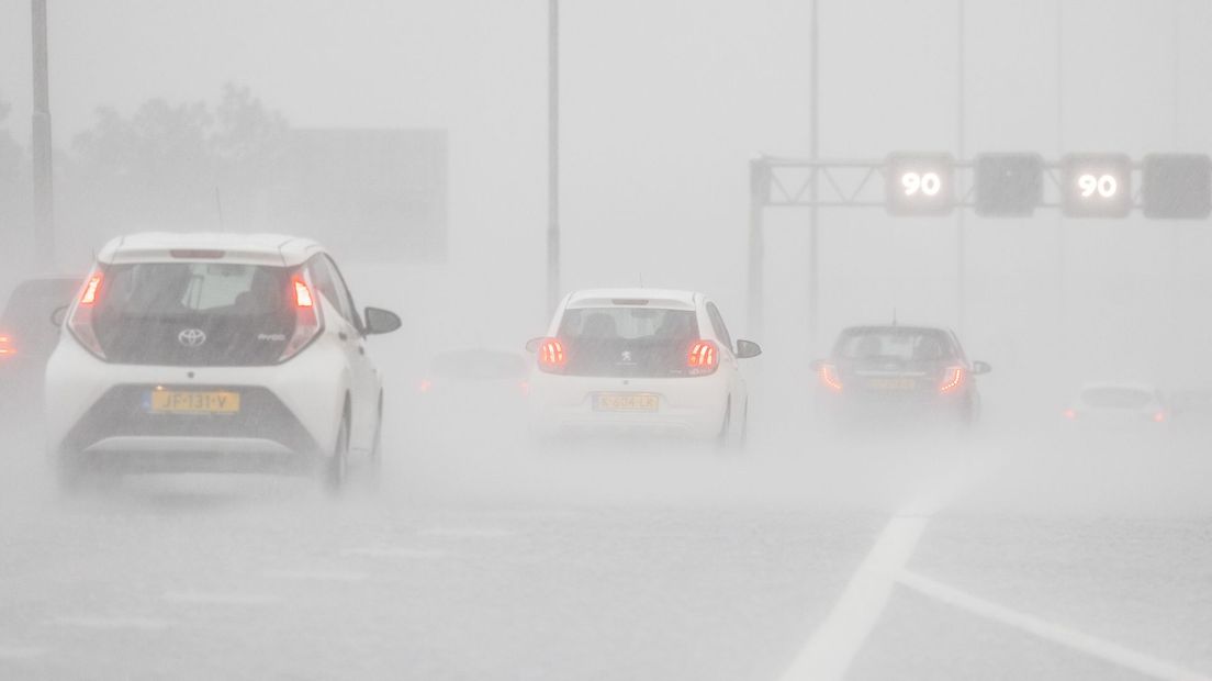 De onweersbuien kunnen enige vertraging veroorzaken