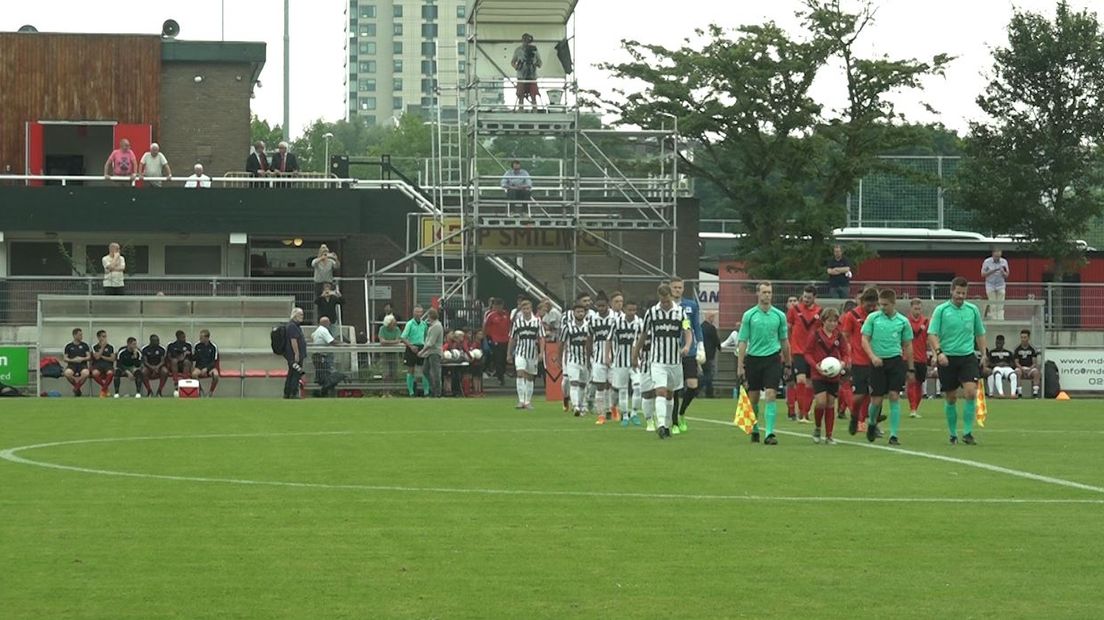 Het is even wennen voor Achilles'29 in de tweede divisie. Van de stadions in de eerste divisie nu voetballen tussen de flatgebouwen in Amsterdam-Zuid tegen AFC.