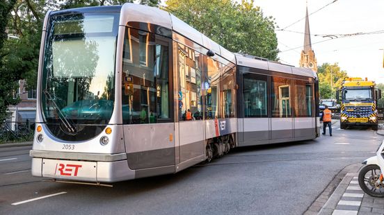 Tram ontspoord op de Oostzeedijk in Kralingen | Man uit Zwijndrecht overleden bij verkeersongeval. Tram ontspoord op de Oostzeedijk in Kralingen | Man uit Zwijndrecht overleden bij verkeersongeval.
