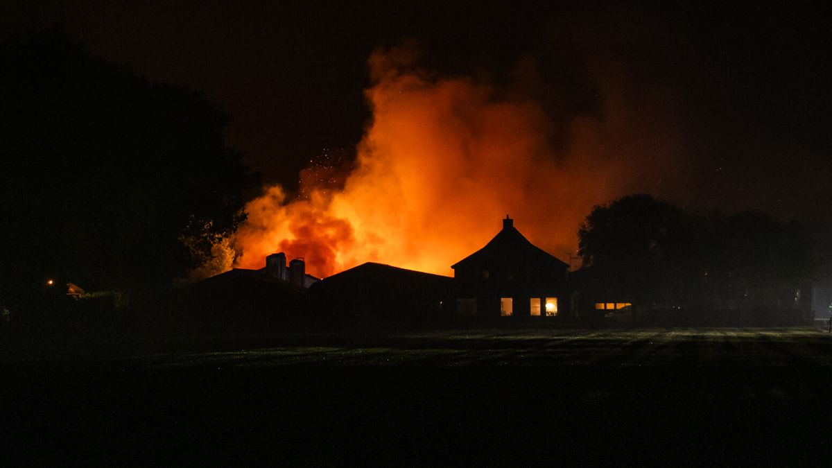 Uitslaande brand in schuur in Nijeholtpade | KNMI: Zaterdag code geel voor zware windstoten