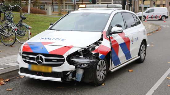 Politieauto beschadigd bij aanrijding