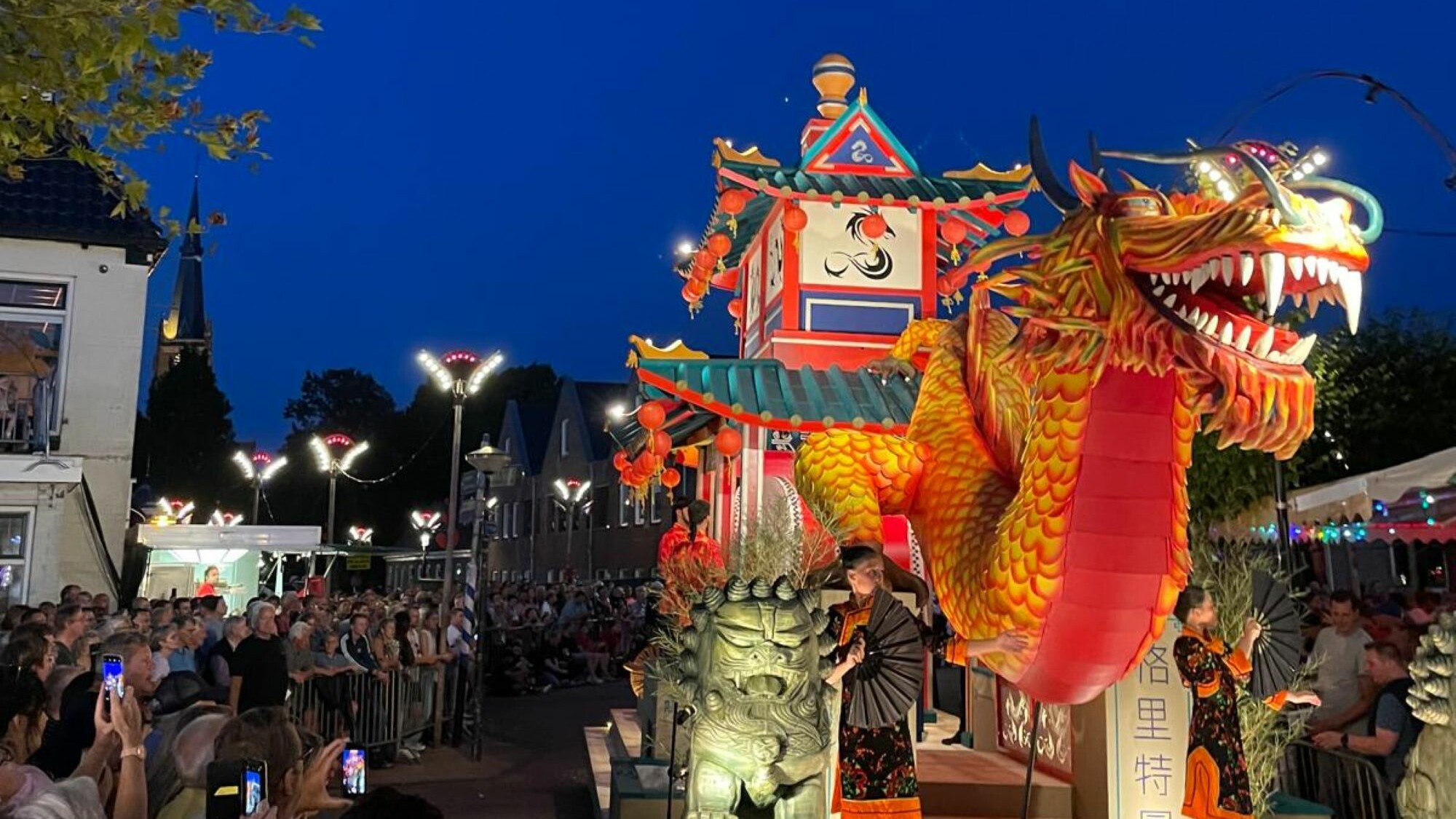De jas hoefde 's avonds nog niet aan tijdens de optocht in Sint Nicolaasga