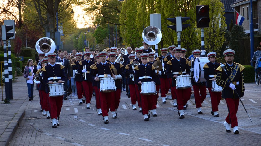 Drum- en showband begeleidt de herdenkingstocht in Eemnes.