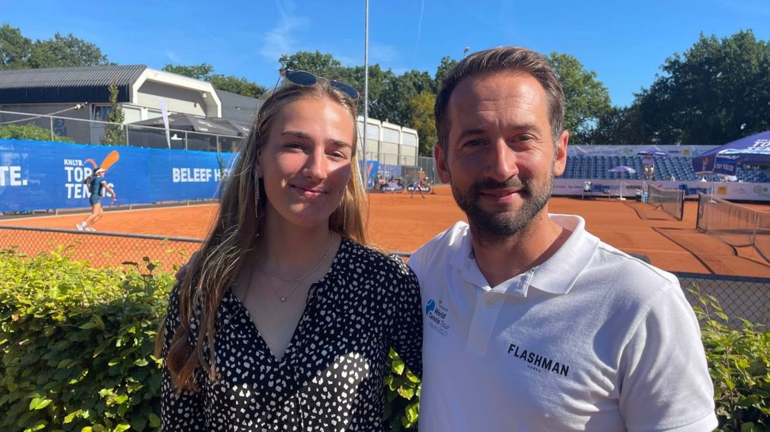 Annelin Bakker (l) en toernooidirecteur Jan Bunt
