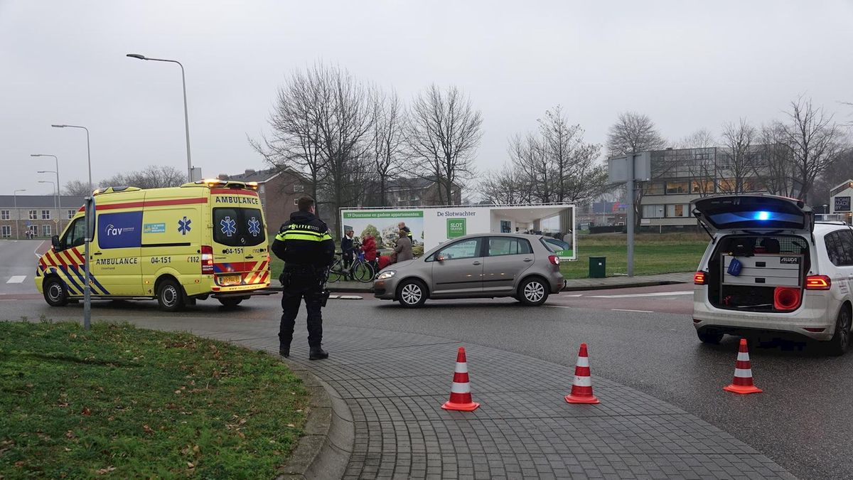 Auto schept fietser op rotonde Hardenberg - RTV Oost