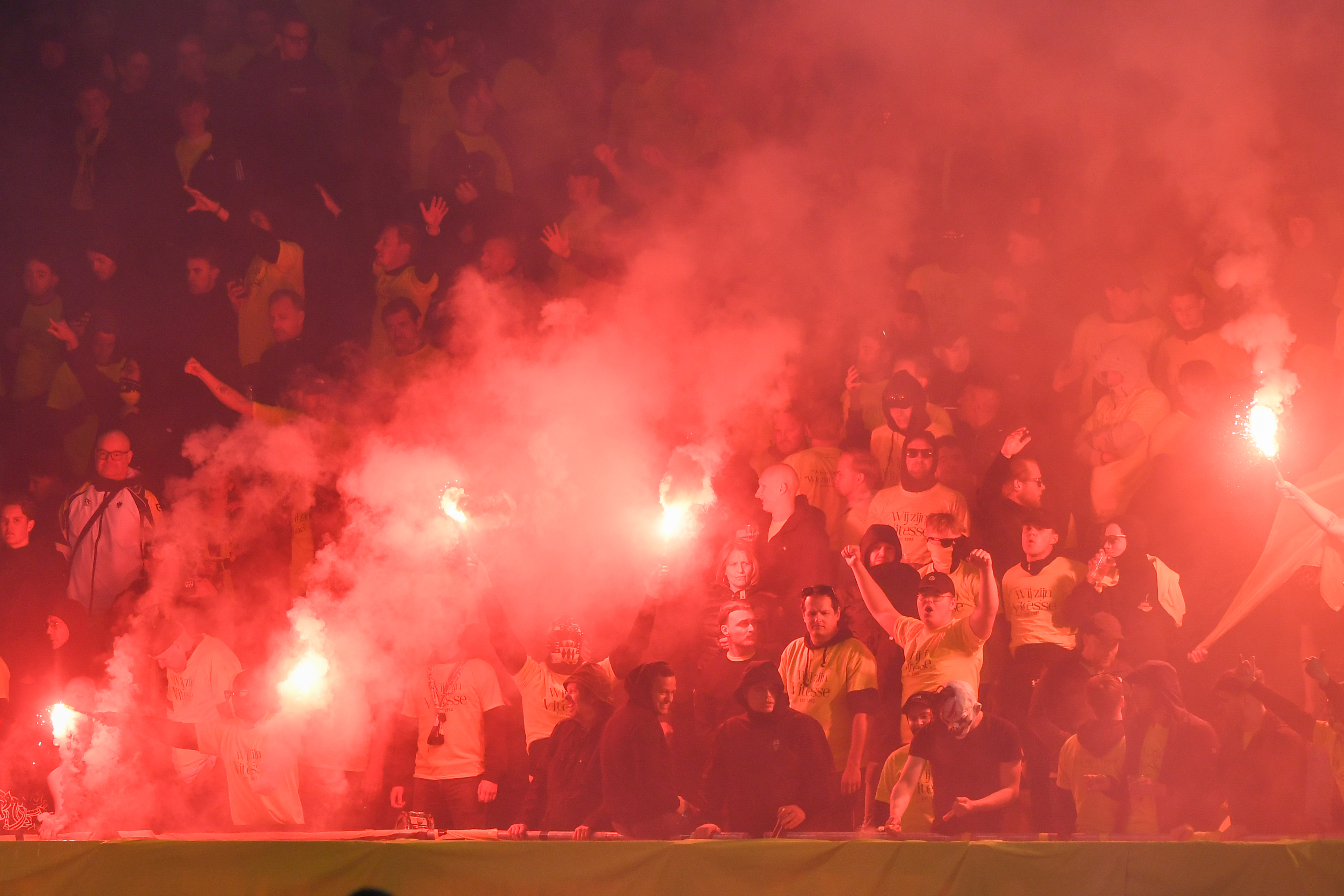 De Vitesse-supporters stutsen fjoerwurk ôf
