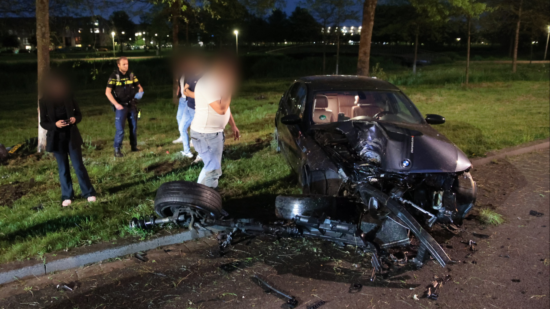 Inhalende Automobilist Knalt Met BMW Tegen Boom In Ypenburg - Omroep West