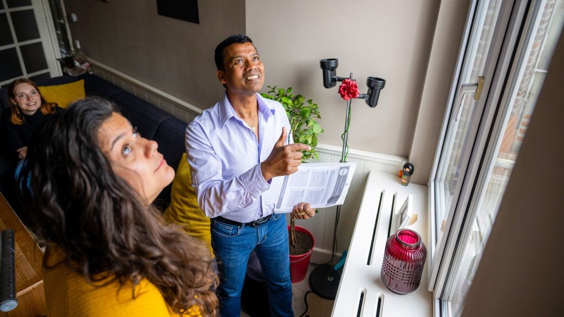 Energiecoach Ronny Gajadhar bij een bewoner in Laak thuis