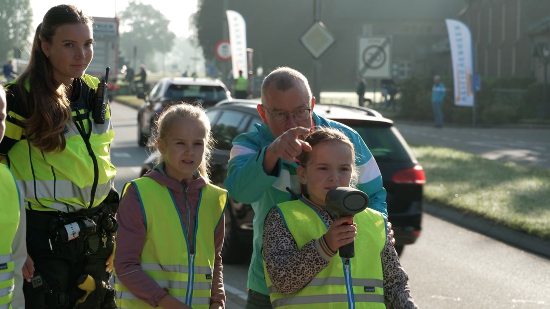 Leerlingen van groep zeven en acht flitsen auto's die te hard rijden.