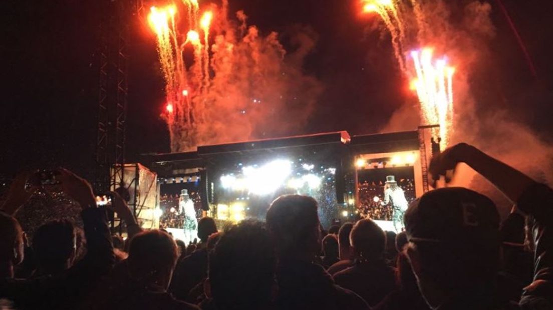 Guns N' Roses heeft woensdagavond drie uur lang opgetreden in het Goffertpark. Met de leden Axl Rose, Slash en Duff McKagan trad de band voor een groot deel op in de originele bezetting.