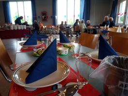 Schoonoord beleeft eerste vrijheidslunch: 'Iedereen mag lekker aanschuiven'