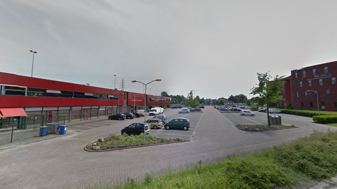 Het parkeerterrein waarbij de weg moet komen, met rechts het kantoor van Aprisco (Rechten: Google Streetview)