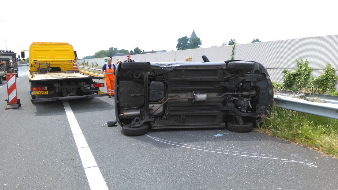 Bij een verkeersongeluk op de A50 bij Ewijk zijn vier personen gewond geraakt toen hun auto over de kop sloeg. Het viertal is met een ambulance naar het ziekenhuis vervoerd. Na het incident werd één rijstrook tijdelijk afgesloten.