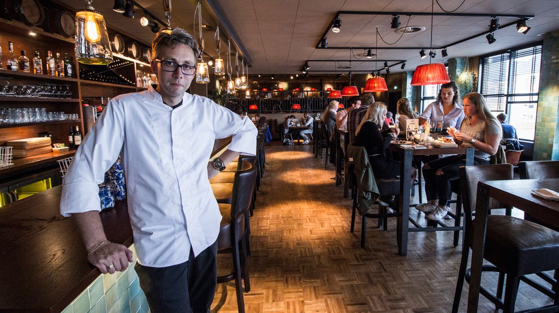 Chefkok Arjan Slag in zijn restaurant (Rechten: RTV Drenthe / Robbert Oosting)
