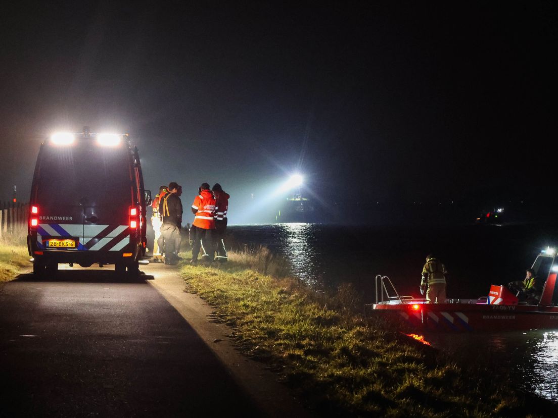 Auto in water bij veerpont in Nieuw-Beijerland.