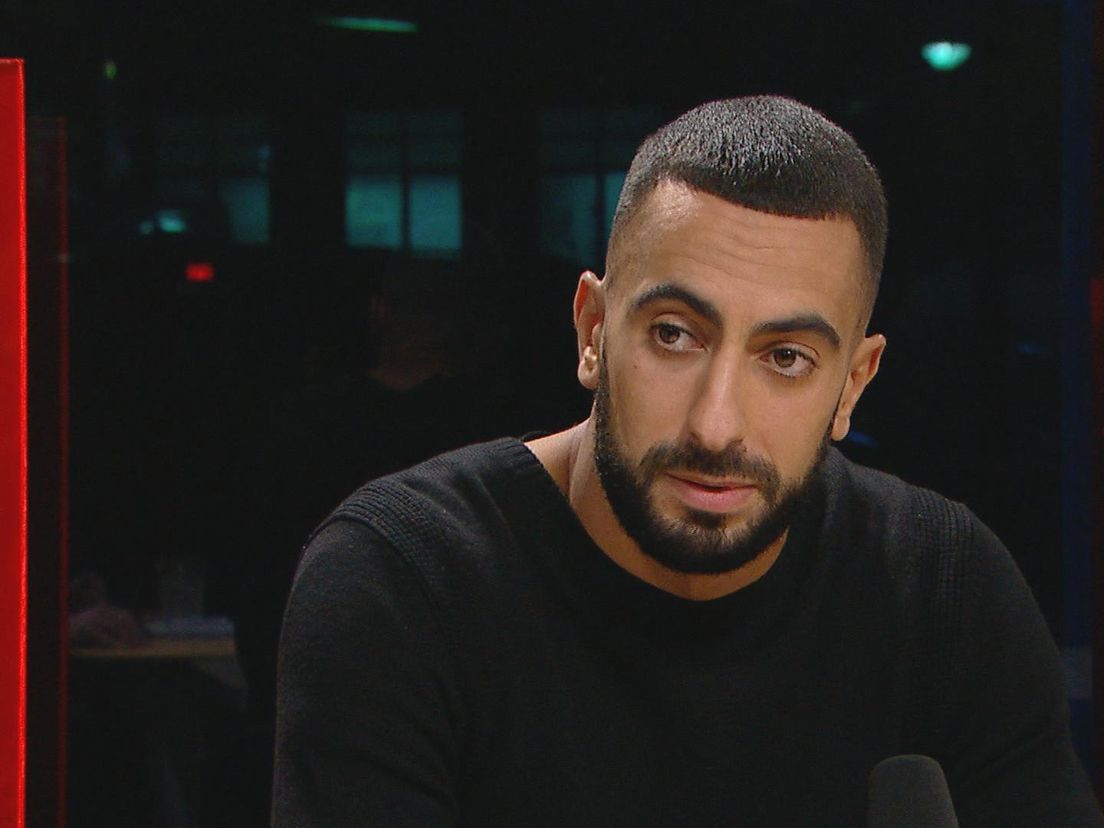 Adil Auassar aan tafel in  FC Rijnmond