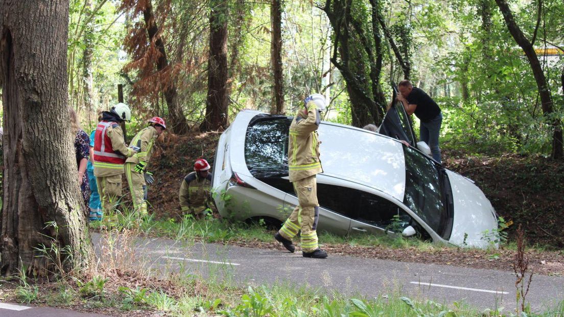 De auto belandde schuin op zijn kant in een greppel (Rechten: Van Oost media)