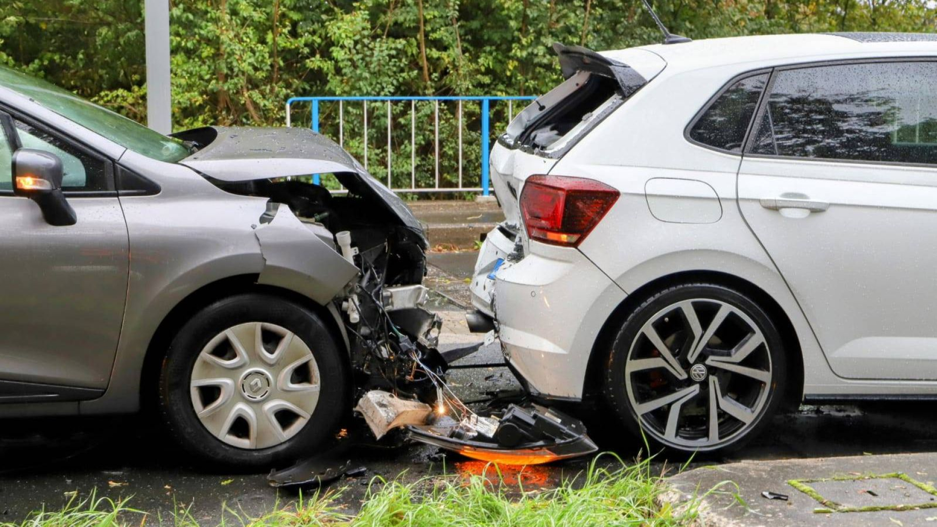 Airbags klappen uit bij botsing.