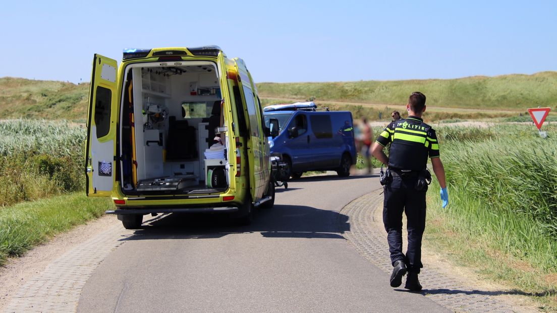 Ambulance neemt gewonde scooterrijder mee na botsing auto en scooter in Westkapelle