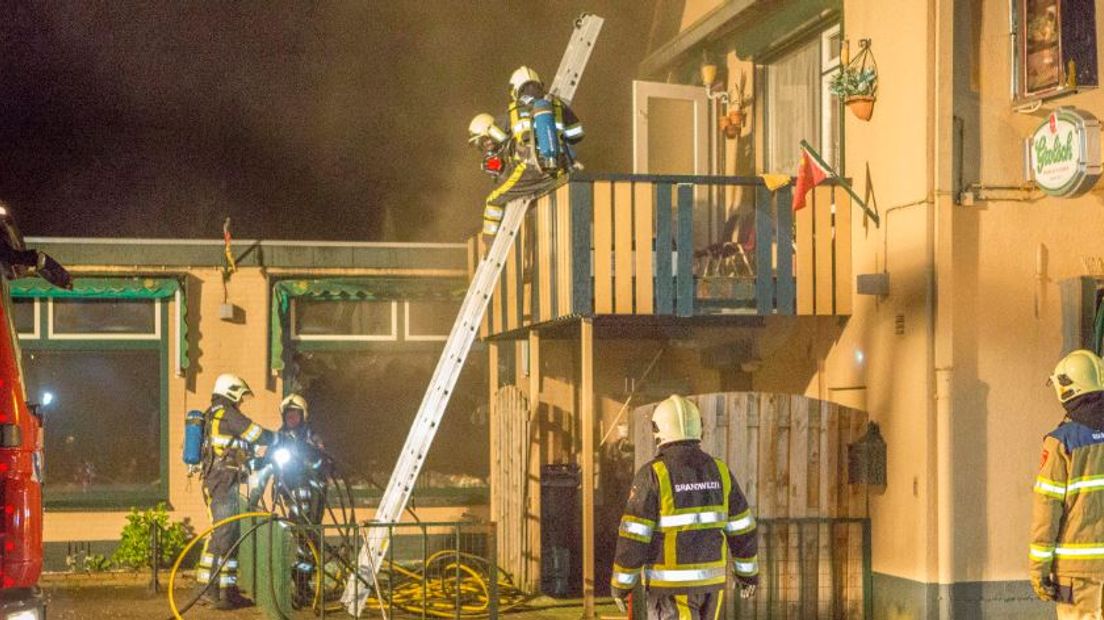 Bij een brand in zalencentrum Ancari in Doornenburg zijn dinsdagochtend een man en een vrouw lichtgewond geraakt. De man kreeg rook binnen, de vrouw verzwikte een enkel toen ze van het balkon sprong.