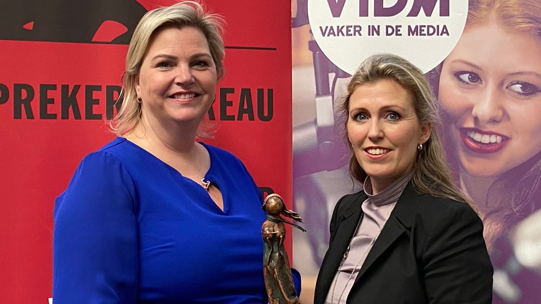 Suzanne Kruizinga (l) ontvangt de award van Janneke van Heugten.