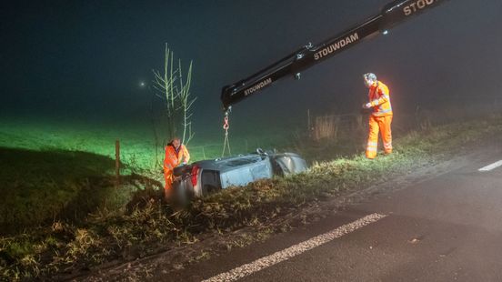 Foto: Bestuurder valt in slaap en rijdt sloot in