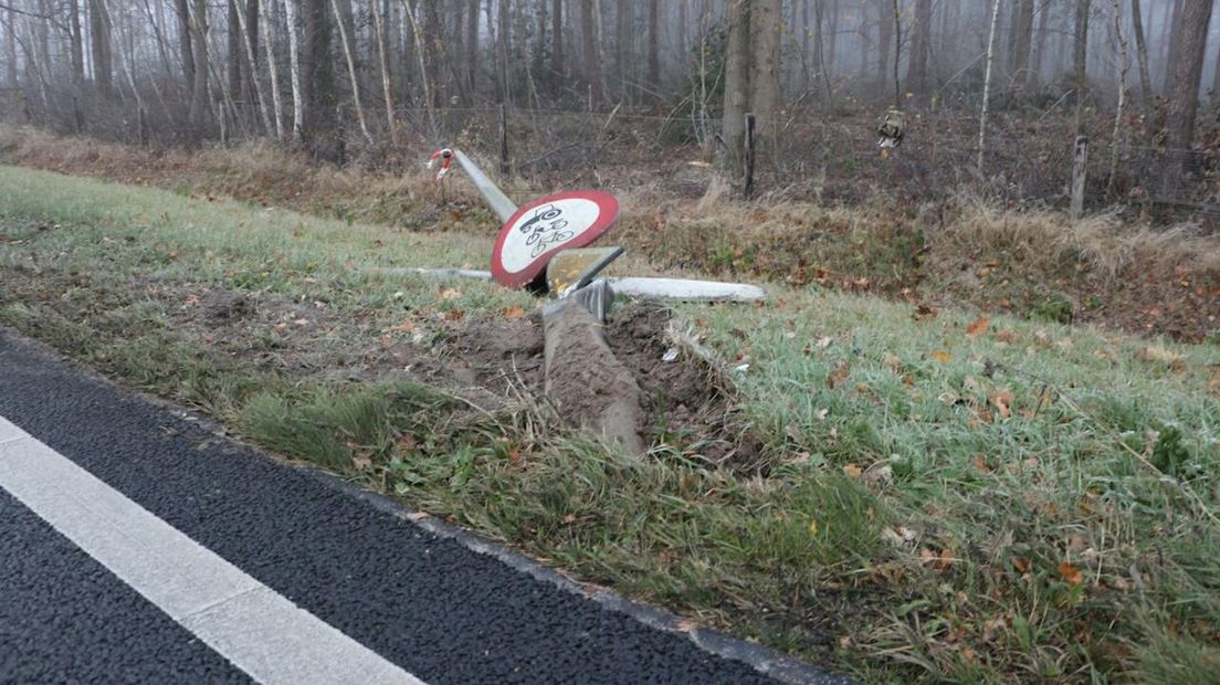 Auto ramt lantaarnpaal in Enschede