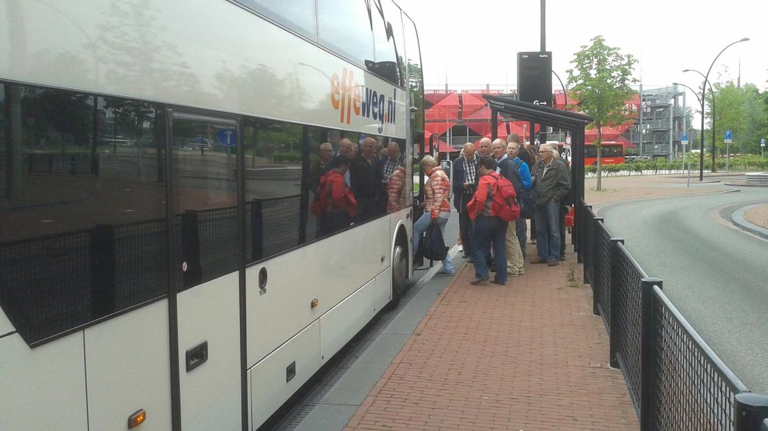 Almelose ambtenaren stappen in de bus