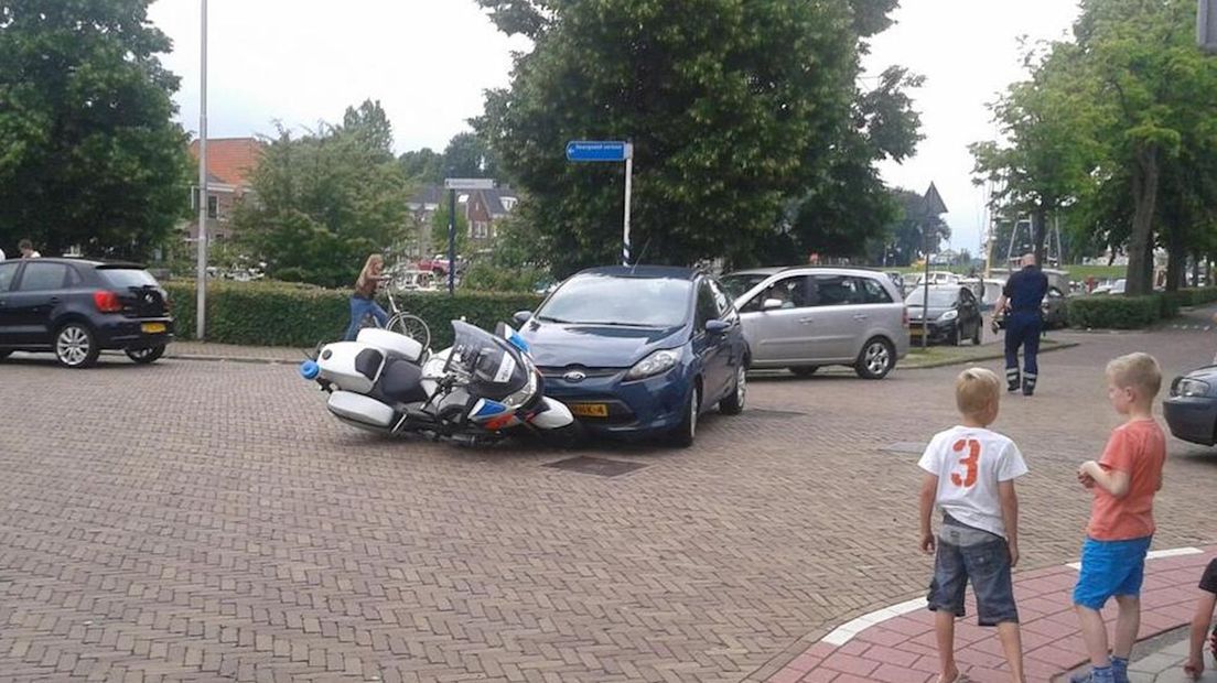 Politiemotor onderuit bij aanrijding Genemuiden