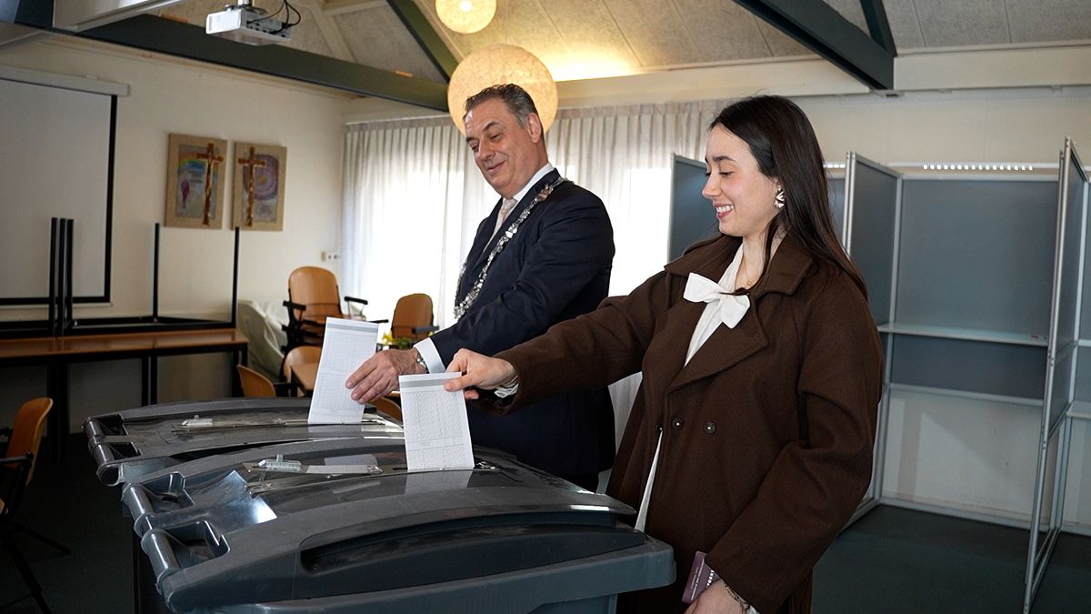 Dubbel feest: Dochter burgemeester Leusden is 18 vandaag en mag dus voor het eerst stemmen